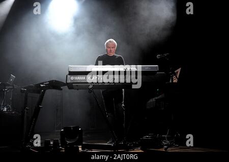 Milano, 05 novembre 2012,Ultravox concerto dal vivo all'Alcatraz : Billy Currie, tastierista e violinista di Ultravox durante il concerto Foto Stock