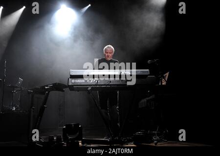 Milano, 05 novembre 2012,Ultravox concerto dal vivo all'Alcatraz : Billy Currie, tastierista e violinista di Ultravox durante il concerto Foto Stock