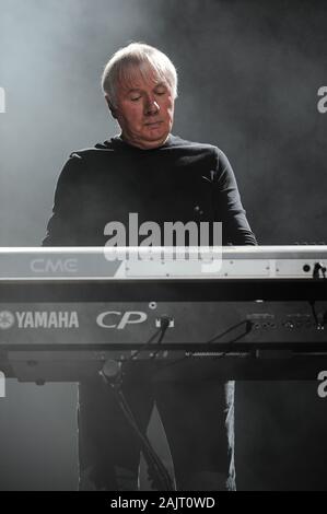 Milano, 05 novembre 2012,Ultravox concerto dal vivo all'Alcatraz : Billy Currie, tastierista e violinista di Ultravox durante il concerto Foto Stock