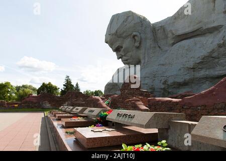 L epica statua "coraggio" che celebra la difesa della fortezza ed è 33,5 metri di altezza domina il complesso di Brest in Bielorussia Foto Stock