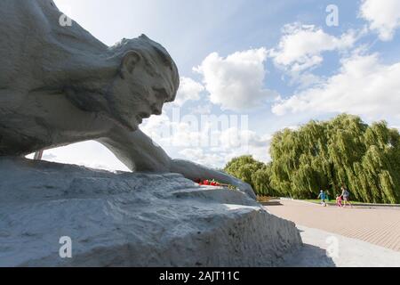 L epica statua "coraggio" che celebra la difesa della fortezza ed è 33,5 metri di altezza domina il complesso di Brest in Bielorussia Foto Stock