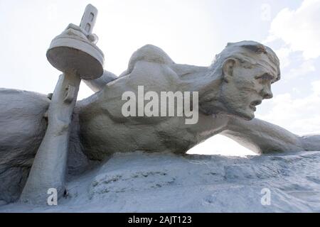 L epica statua "coraggio" che celebra la difesa della fortezza ed è 33,5 metri di altezza domina il complesso di Brest in Bielorussia Foto Stock