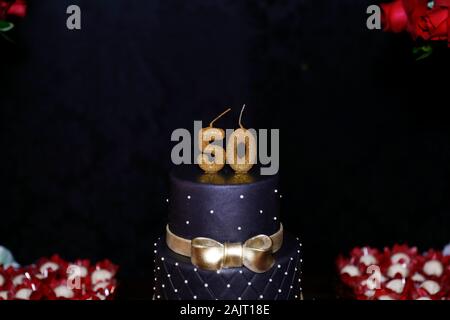 Nero torta di compleanno candela dettaglio con i dettagli dorati - cinquantesimo compleanno - cinquantesimo candela. Foto Stock