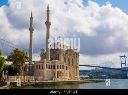 La Moschea Ortakoy, ufficialmente conosciuta come Buyuk Mecidiye Camii o Grand Imperial Moschea del Sultano Abdulmecid in Ortakoy distretto di Besiktas Foto Stock