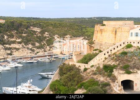 Vecchia città di Bonifacio e il porto sull'isola francese della Corsica Foto Stock