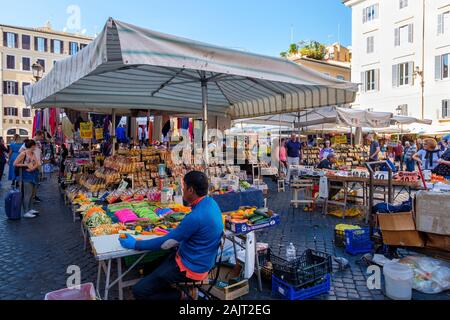 Roma Street, mercato pubblico, venditori alimentari, bancarelle al mercato campo de' Fiori, Piazza campo de' Fiori, Roma, Italia Foto Stock