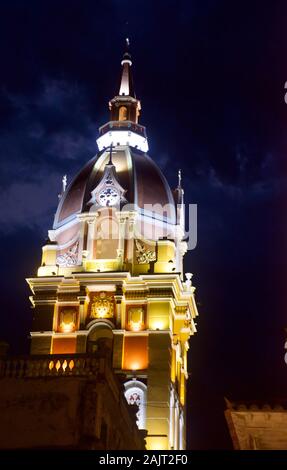 La cattedrale di Cartagena torre illuminata a Cartagena das Indias, Colombia. Foto Stock