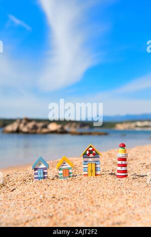 Costa con miniatura villaggio in legno e casa di luce Foto Stock