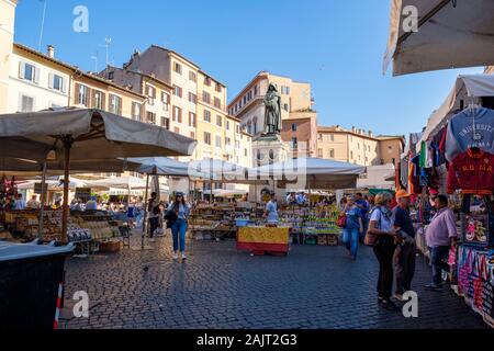 Roma Street, mercato pubblico, venditori alimentari, bancarelle al mercato campo de' Fiori, Piazza campo de' Fiori, Roma, Italia Foto Stock