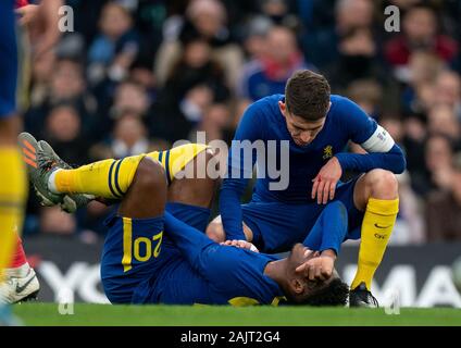 Londra, Regno Unito. 05 gen, 2020. Jorginho controlli sui feriti Callum Hudson-Odoi del Chelsea durante la FA Cup terzo turno match tra Chelsea e Nottingham Forest a Stamford Bridge, Londra, Inghilterra il 5 gennaio 2020. Foto di Andy Rowland. Credito: prime immagini multimediali/Alamy Live News Foto Stock