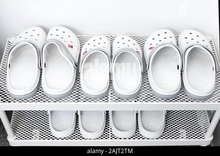 Un set di sterile scarpe rimovibile per entrare in sala operatoria. Foto Stock