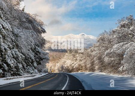 Una vista della montagna innevata vicino lago indiano nelle Montagne Adirondack, NY USA in una limpida giornata invernale dopo una recente tempesta di neve. Foto Stock