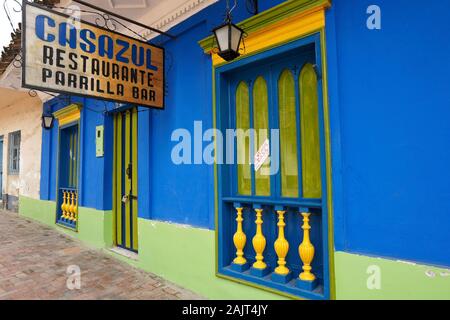 Colorato ristorante in stile coloniale in vendita con segno in spagnolo (Blue House Ristorante, grill bar), Nemocon, Colombia Foto Stock