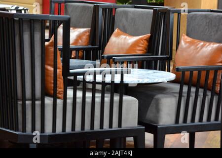 Aeroporto di Istanbul / Turchia - 19 novembre 2019 i negozi di design e fast food utilizzano insegne al neon luminose e display a LED per tentare i viaggiatori Foto Stock