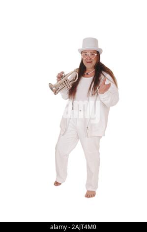 Un Medioevo uomo indigeni dancing in un vestito bianco e cappello bianco a suonare la tromba con i suoi lunghi capelli, isolato per sfondo bianco Foto Stock