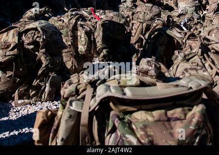 Papa Army Airfield, NC, Stati Uniti d'America. Gen 5, 2020. 5 gennaio 2020 - Papa Army Airfield, N.C., STATI UNITI D'AMERICA - STATI UNITI Paracadutisti dell'esercito dal 1° Brigata Team di combattimento, ottantaduesima Airborne Division, continuano la loro distribuzione da Papa Army Airfield, North Carolina. Il 'Tutti americani Divisione" risposta immediata forza (IRF), basata a Fort Bragg, N.C., mobilitato per la distribuzione per gli Stati Uniti Comando centrale area di operazioni in risposta ad un aumento di livelli di minaccia nei confronti degli Stati Uniti personale e strutture nella zona. Oggi la distribuzione segue il 1 gennaio la distribuzione di una divisione del battaglione di fanteria; il 2 gennaio u.s. drone Foto Stock