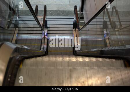 Aeroporto di Istanbul / Turchia - 19 novembre 2019 i negozi di design e fast food utilizzano insegne al neon luminose e display a LED per tentare i viaggiatori Foto Stock