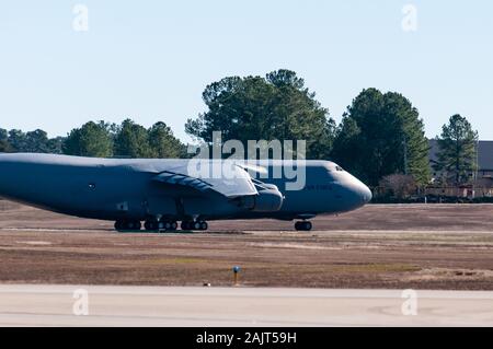 Papa Army Airfield, NC, Stati Uniti d'America. Gen 5, 2020. 5 gennaio 2020 - Papa Army Airfield, N.C., STATI UNITI D'AMERICA - STATI UNITI Air Force C-5 Galaxy i TAXI PER GLI STATI UNITI Paracadutisti dell'esercito dal 1° Brigata Team di combattimento, ottantaduesima Airborne Division, continuano la loro distribuzione da Papa Army Airfield, North Carolina. Il 'Tutti divisione americana' immediata risposta forza (IRF), basata a Fort Bragg, N.C., mobilitato per la distribuzione per gli Stati Uniti Comando centrale area di operazioni in risposta ad un aumento di livelli di minaccia nei confronti degli Stati Uniti personale e strutture nella zona. Distribuzione TodayÃs segue il 1 gennaio la distribuzione di una divisione di neonati Foto Stock