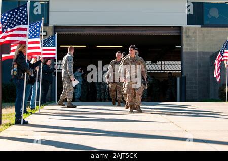 Papa Army Airfield, NC, Stati Uniti d'America. Gen 5, 2020. 5 gennaio 2020 - Papa Army Airfield, N.C., STATI UNITI D'AMERICA - STATI UNITI Paracadutisti dell'esercito dal 1° Brigata Team di combattimento, ottantaduesima Airborne Division, a piedi passato membri del North Carolina Patriot Guard Riders come la divisione continua la loro distribuzione da Papa Army Airfield, North Carolina. Il 'Tutti divisione americana' immediata risposta forza (IRF), basata a Fort Bragg, N.C., mobilitato per la distribuzione per gli Stati Uniti Comando centrale area di operazioni in risposta ad un aumento di livelli di minaccia nei confronti degli Stati Uniti personale e strutture nella zona. Distribuzione TodayÃs segue th Foto Stock