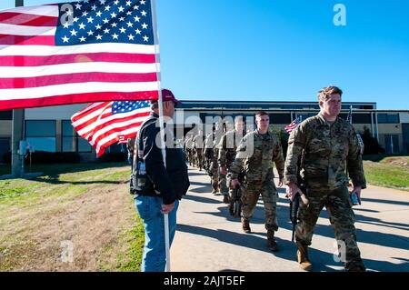 Papa Army Airfield, NC, Stati Uniti d'America. Gen 5, 2020. 5 gennaio 2020 - Papa Army Airfield, N.C., STATI UNITI D'AMERICA - STATI UNITI Paracadutisti dell'esercito dal 1° Brigata Team di combattimento, ottantaduesima Airborne Division, a piedi passato membri del North Carolina Patriot Guard Riders come la divisione continua la loro distribuzione da Papa Army Airfield, North Carolina. Il 'Tutti divisione americana' immediata risposta forza (IRF), basata a Fort Bragg, N.C., mobilitato per la distribuzione per gli Stati Uniti Comando centrale area di operazioni in risposta ad un aumento di livelli di minaccia nei confronti degli Stati Uniti personale e strutture nella zona. Distribuzione TodayÃs segue th Foto Stock