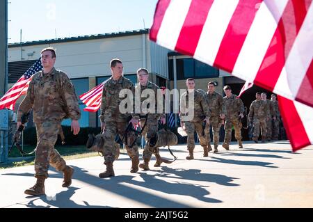 Papa Army Airfield, NC, Stati Uniti d'America. Gen 5, 2020. 5 gennaio 2020 - Papa Army Airfield, N.C., STATI UNITI D'AMERICA - STATI UNITI Paracadutisti dell'esercito dal 1° Brigata Team di combattimento, ottantaduesima Airborne Division, a piedi passato membri del North Carolina Patriot Guard Riders come la divisione continua la loro distribuzione da Papa Army Airfield, North Carolina. Il 'Tutti divisione americana' immediata risposta forza (IRF), basata a Fort Bragg, N.C., mobilitato per la distribuzione per gli Stati Uniti Comando centrale area di operazioni in risposta ad un aumento di livelli di minaccia nei confronti degli Stati Uniti personale e strutture nella zona. Distribuzione TodayÃs segue th Foto Stock