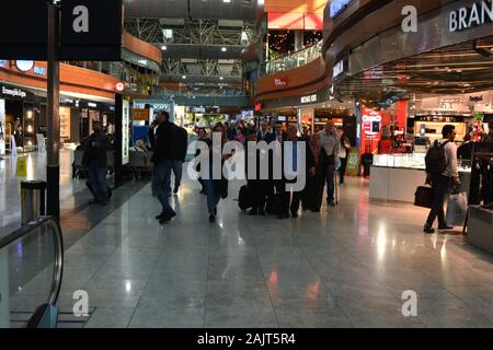 Aeroporto di Istanbul / Turchia - 19 novembre 2019 i negozi di design e fast food utilizzano insegne al neon luminose e display a LED per tentare i viaggiatori Foto Stock