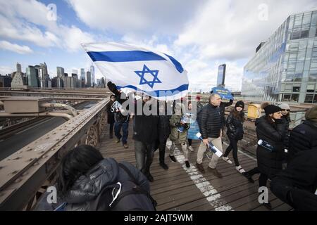 Brooklyn, New Yotk, STATI UNITI D'AMERICA. Gen 5, 2020. I dimostranti sono mostrati durante il nessun odio alcun timore marzo attraverso il Ponte di Brooklyn, a Brooklyn, New York. "Quasi 20.000 manifestanti hanno partecipato in marzo e il rally di Manhattan a Brooklyn.'' hanno detto i funzionari. Credito: Brian ramo Prezzo/ZUMA filo/Alamy Live News Foto Stock