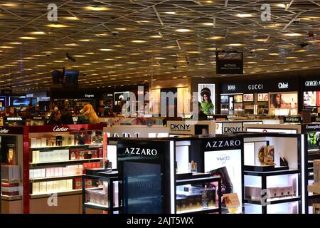 Aeroporto di Istanbul / Turchia - 19 novembre 2019 i negozi di design e fast food utilizzano insegne al neon luminose e display a LED per tentare i viaggiatori Foto Stock