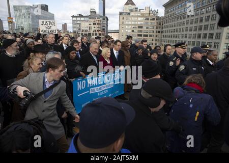 Brooklyn, New Yotk, STATI UNITI D'AMERICA. Gen 5, 2020. Stati Uniti Sen CHUCK SCHUMER, D-NY, centro, dimostranti con altri esponenti politici e altri dignitari durante l'assenza di odiare nessuna paura marzo attraverso il Ponte di Brooklyn, a Brooklyn, New York. "Quasi 20.000 manifestanti hanno partecipato in marzo e il rally di Manhattan a Brooklyn.'' hanno detto i funzionari. Credito: Brian ramo Prezzo/ZUMA filo/Alamy Live News Foto Stock