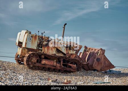 Abbandonata e rusty bulldozer, Dungeness, Regno Unito Foto Stock