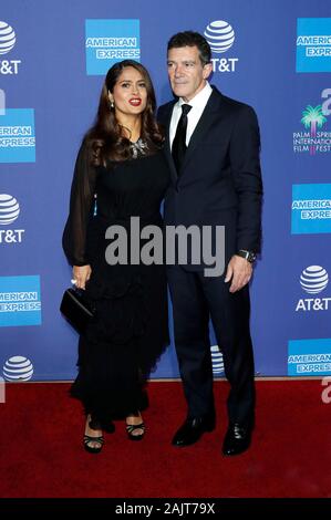 Palm Springs, Stati Uniti d'America. 02Jan, 2020. Salma Hayek e Antonio Banderas frequentando il trentunesimo annuale di Palm Springs International Film Festival Film Awards Gala a Palm Springs Convention Center su Gennaio 2, 2020 a Palm Springs, California. Credito: Geisler-Fotopress GmbH/Alamy Live News Foto Stock