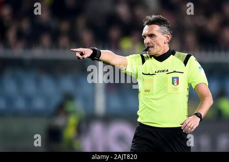 Genova, Italia - 05 January, 2020: arbitro Massimiliano Irrati gesti durante la serie di una partita di calcio tra il Genoa CFC e noi di Sassuolo. Genoa CFC ha vinto 2-1 sopra di noi di Sassuolo. Credito: Nicolò Campo/Alamy Live News Foto Stock