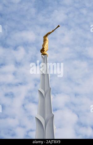 Il Golden Angel Moroni statua sorge sulla sommità di una guglia di bianco si trova a Seul Corea tempio della Chiesa di Gesù Cristo dei Santi degli Ultimi Giorni. Foto Stock