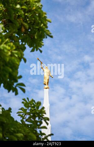 Il Golden Angel Moroni statua sorge sulla sommità di una guglia di bianco si trova a Seul Corea tempio della Chiesa di Gesù Cristo dei Santi degli Ultimi Giorni. Foto Stock