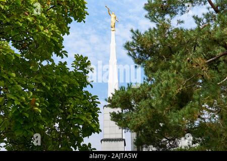 Il Golden Angel Moroni statua sorge sulla sommità di una guglia di bianco si trova a Seul Corea tempio della Chiesa di Gesù Cristo dei Santi degli Ultimi Giorni. Foto Stock