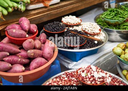 Fagioli secchi bianchi e neri, patate dolci, jojoba e altri prodotti in vendita al mercato Gwangjang di Seoul, Corea del Sud. Foto Stock