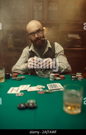 Barbuto giocatore di poker con sigaro, casinò Foto Stock