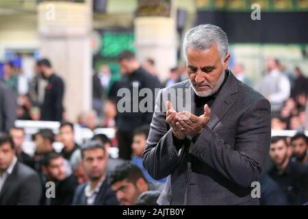 Iran: una dispensa non datata foto messe a disposizione dalla suprema iraniana Leader dell'ufficio mostra il le guardie rivoluzionarie iraniane Corps (IRGC) Tenente Generale e Comandante della Forza Quds Qasem Soleimani a Tehran, Iran. Soleimani e la milizia irachena comandante Abu Mahdi al-Muhandis furono uccisi il 03 gennaio 2020 a seguito di una di noi airstrike a Baghdad all'aeroporto internazionale. L'attacco giunge in mezzo alle crescenti tensioni tra Teheran e Washington. Credito: iraniano leader supremo dell'ufficio/ZUMA filo/Alamy Live News Foto Stock