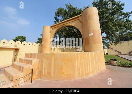 Il Jantar Mantar è una collezione di diciannove strumenti astronomici architettonici costruiti dal re Sawai Jai Singh II di Maratha Rajput Foto Stock