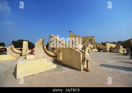 Il Jantar Mantar è una collezione di diciannove strumenti astronomici architettonici costruiti dal re Sawai Jai Singh II di Maratha Rajput Foto Stock