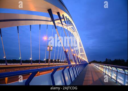 Vista in dettaglio di Arch sul ponte di Apollo a Bratislava, in Slovacchia Foto Stock
