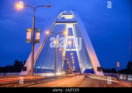 Apollo bridge è un nuovo ponte ad arco oltre il fiume Danubio a Bratislava, in Slovacchia. Foto Stock