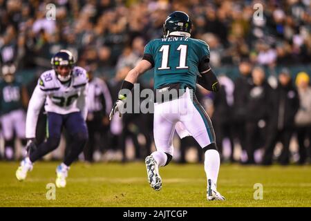 Philadelphia, PA, Stati Uniti d'America. 05 gen, 2020. Philadelphia Eagles quarterback Carson Wentz (11) codifica durante il NFC wild card match tra i Seattle Seahawks e Philadelphia Eagles al Lincoln Financial Field di Philadelphia, PA. Credito: csm/Alamy Live News Foto Stock