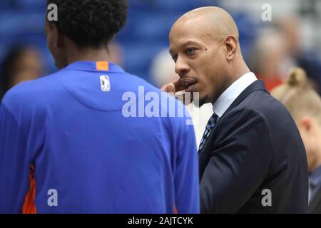 Wilmington, DE, STATI UNITI D'AMERICA. 29 Nov, 2019. Assistente del coach KEITH BOGANS comunicare con uno dei suoi giocatori durante un NBA G-League stagione regolare il gioco tra il Bluecoats e il Westchester Knicks (New York Knicks) Venerdì, nov. 29, 2019, presso il 76ers Fieldhouse in Wilmington, DE. Credito: Saquan Stimpson/ZUMA filo/Alamy Live News Foto Stock