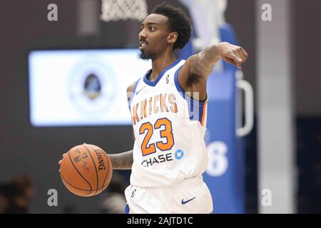 Wilmington, DE, STATI UNITI D'AMERICA. 29 Nov, 2019. Westchester Knicks avanti TIM BOND (23) gestisce la sfera nella prima metà di un NBA G-League stagione regolare il gioco tra il Bluecoats e il Westchester Knicks (New York Knicks) Venerdì, nov. 29, 2019, presso il 76ers Fieldhouse in Wilmington, DE Credito: Saquan Stimpson/ZUMA filo/Alamy Live News Foto Stock