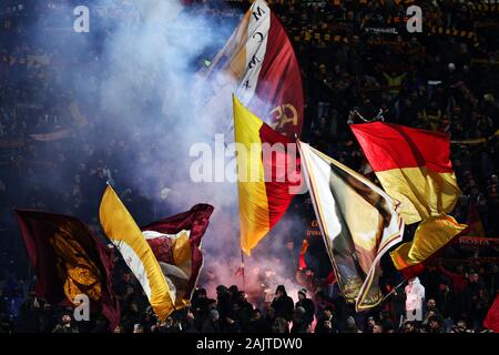 Roma sostenitori mostra le sue bandiere durante il campionato italiano di Serie A partita di calcio tra Roma e Torino FC il 5 gennaio 2020 presso lo Stadio Olimpico di Roma, Italia - Foto Federico Proietti/ESPA-immagini Foto Stock