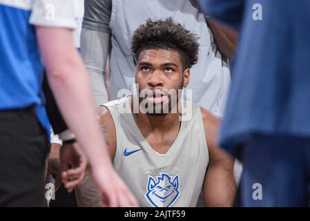 Jan 04, 2020: Saint Louis Billikens avanti Hasahn francese (11) ascolta gli allenatori durante un periodo di tempo in una stagione regolare gioco dove il Massachusetts Minutemen visitato il San Luigi Billikens. Tenuto presso Chaifetz Arena di San Louis, MO Richard Ulreich/CSM Foto Stock