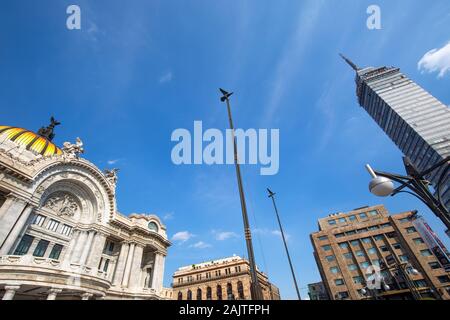 Messico, Città del Messico - 20 dicembre, 2019: Landmark Tower Torre Latinoamericana e il Palazzo delle Belle Arti (Palacio de Bellas Artes Vicino alla Alameda Centr Foto Stock