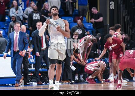 Jan 04, 2020: Saint Louis Billikens avanti Hasahn francese (11) celebra la vittoria di ore di lavoro straordinario di ioni mentre il Massachusetts giocatori reagiscono alla perdita durante una stagione regolare gioco dove il Massachusetts Minutemen visitato il San Luigi Billikens. Tenuto presso Chaifetz Arena di San Louis, MO Richard Ulreich/CSM Foto Stock