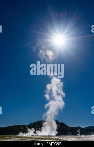 Grande prugna di vapore sale da Excelsior Geyser sul cielo blu giorno Foto Stock